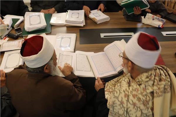 جانب من الاختبارات التحريرية للمتقدمين لعضوية لجنة مراجعة المصحف