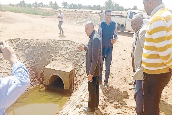 لجان وزارة الرى خلال فحص احد المصارف