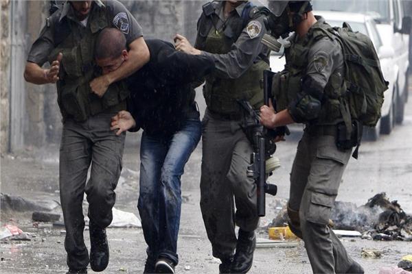 قوات الاحتلال الإسرائيلي تعتقل فلسطيني بالضفة - صورة أرشيفية