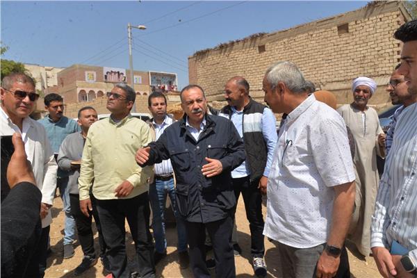 محافظ أسيوط يتفقد مبنى غير مستغل ويوجه بإعادة تأهيله لإنشاء حضانة ومشغل خياطة بالبلايزة