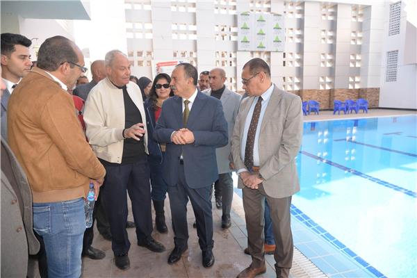محافظ أسيوط يتفقد نادى الشبان العالمية