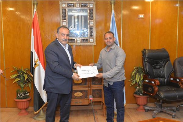 محافظ أسيوط يسلم عقود 26 محلاً تجارياً وحضانة بمدينة 30 يونيو