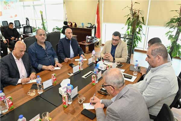  وزير الإسكان خلال الاجتماع