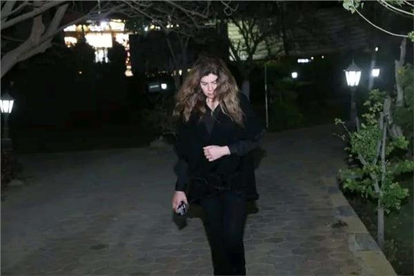 رانيا فريد شوقي تصل عزاء زوجة نضال الشافعي