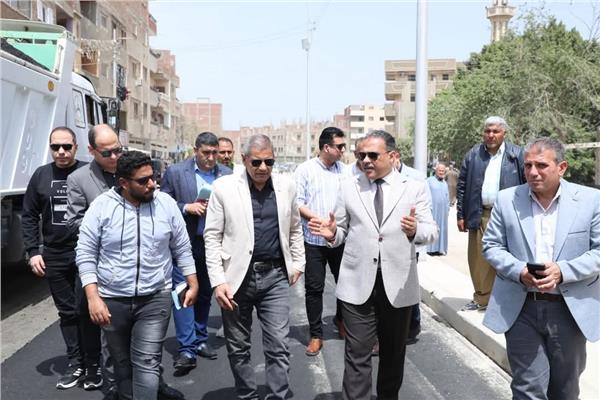 جولة ميدانية لمحافظ سوهاج لتفقد الوضع العام بالشارع والاستماع لمطالب المواطنين