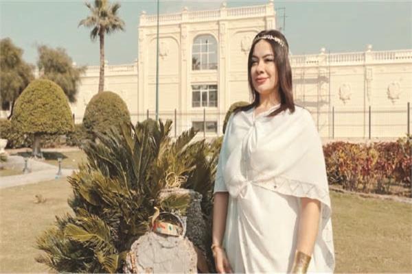 سوزي الشيخ تجسد احدي الشخصيات اليونانية