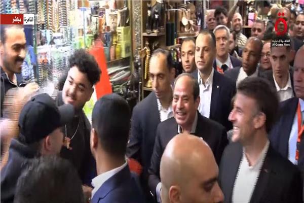 سيلفي يجمع الرئيس السيسي وماكرون وبائع مصري