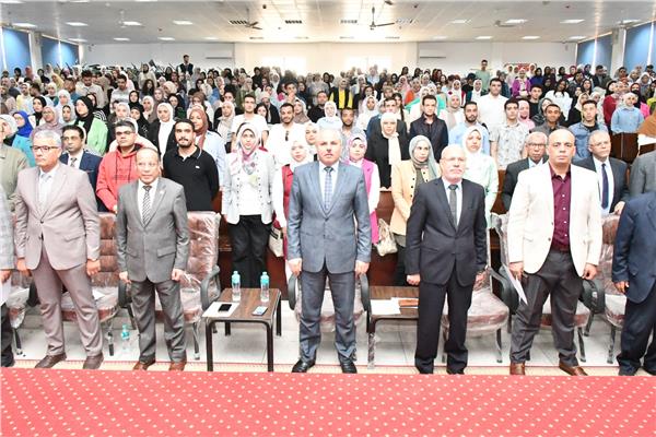 رئيس جامعة القناة يفتتح المؤتمر الطلابي
