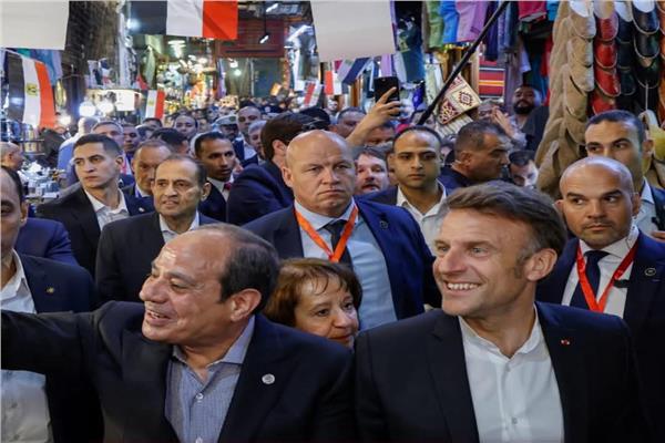 جولة الرئيس السيسي ونظيره الفرنسي بخان الخليلي