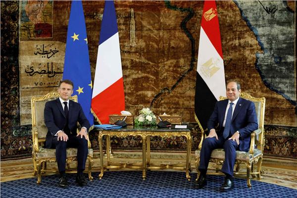 الرئيس عبدالفتاح السيسي ونظيره الفرنسي إيمانويل ماكرون - صورة من «أ ف ب»