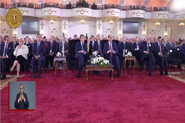  الرئيس عبد الفتاح السيسي، والرئيس الفرنسي إيمانويل ماكرون، إلى مقر انعقاد منتدى رجال الأعمال المصري