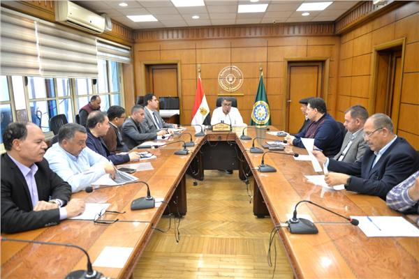 محافظ الدقهلية يعقد اجتماعا موسعا لتنفيذ مصرف مغطي جديد لمحطة المعالجة المركزية