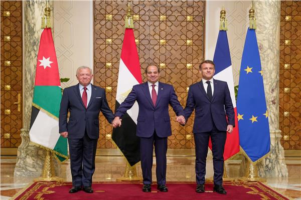 السيد الرئيس عبد الفتاح السيسي ونظيره الفرنسي والعاهل الأردني