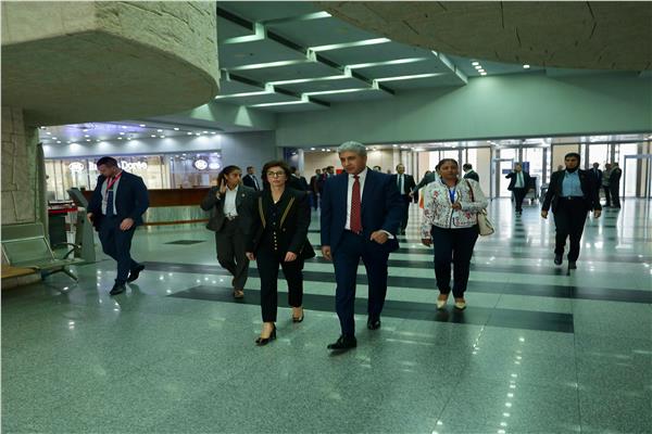 وزير السياحة والآثار يعقد اجتماعاً مع وزيرة الثقافة الفرنسية 