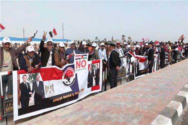 احتشاد آلاف المواطنين المصريين في رفح