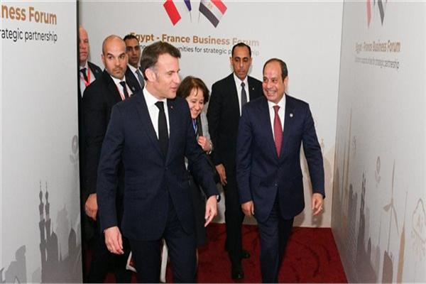الرئيس السيسي ونظيره الفرنسي خلال حضور إحدى الفعاليات
