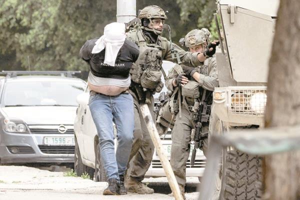 قوات الاحتلال تعتقل فلسطينيا بالضفة