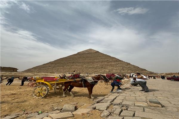 صورة من التشغيل التجريبي للمدخل الجديد بهضبة الأهرامات من طريق «الفيوم - الواحات»