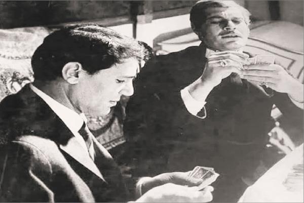 عبد الحليم يلعب «الكوتشينة» مع عمر الشريف