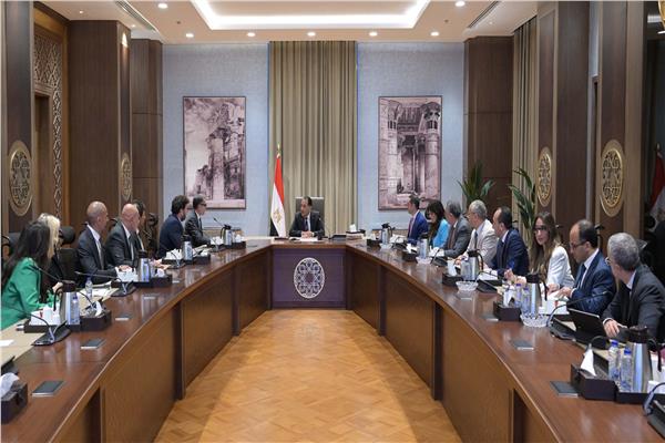 رئيس الوزراء يلتقي الرئيس التنفيذي لمتاجر "أمازون" العالمية