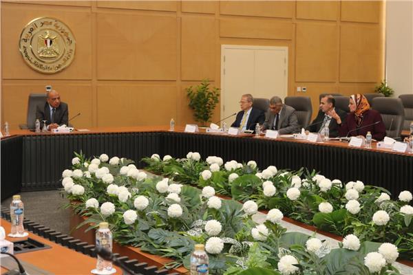  وزير الكهرباء خلال الاجتماع