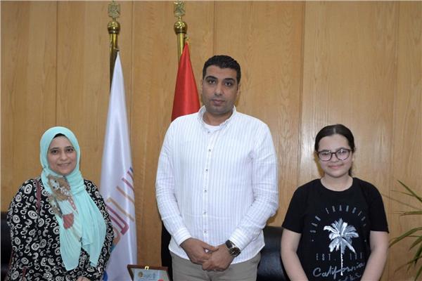 نائب محافظ الأقصر يكرم طالبة الإعدادية لحصولها على المركز الثالث على مستوى الجمهورية