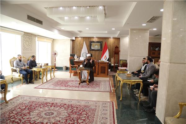 أمين (البحوث الإسلامية) يعقد اجتماعًا مع المجموعة البحثيَّة بالمجمع