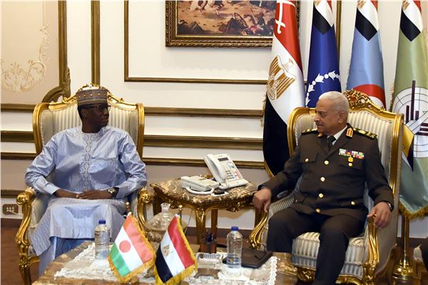 وزير الدفاع والإنتاج الحربي يلتقي نظيره النيجري