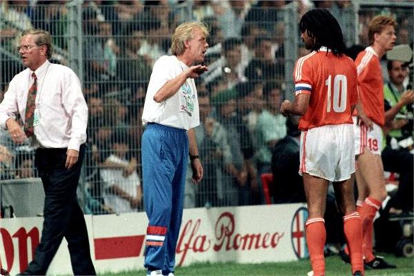 بينهاكر أمام مصر في كأس العالم 1990