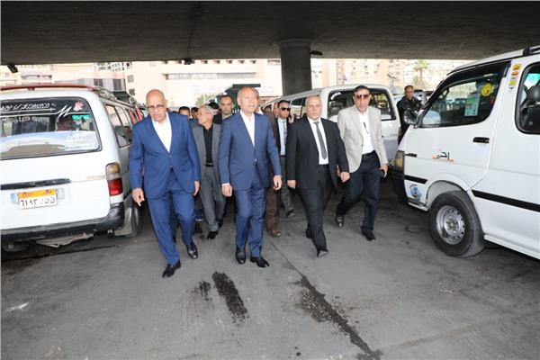محافظ القاهرة يتفقد مواقف النقل الجماعي لمتابعة التعريفة الجديدة 