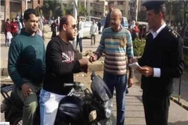 غير الملتزمين بارتداء الخوذة 