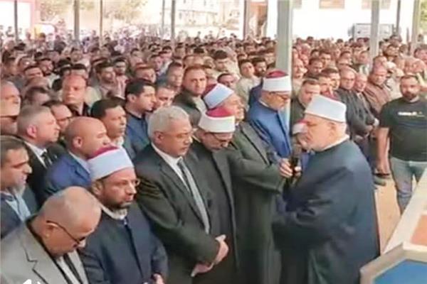وكيل الأزهر والمفتي يتقدمان جنـازة والد رئيس جامعة الأزهر بكفر الشيخ