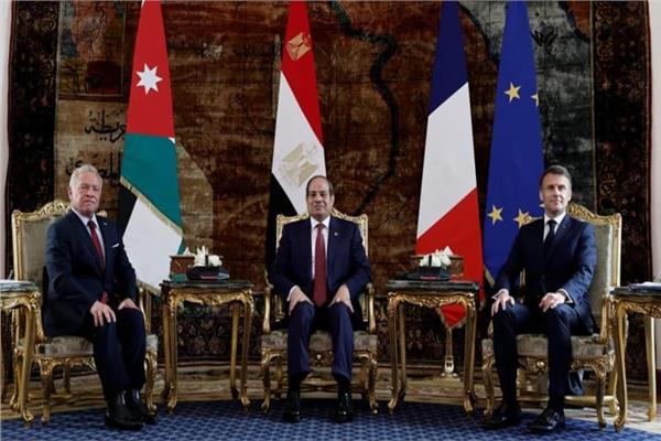 الرئيس عبدالفتاح السيسي ونظيره الفرنسي إيمانويل ماكرون وعاهل الأردن الملك عبدالله الثاني