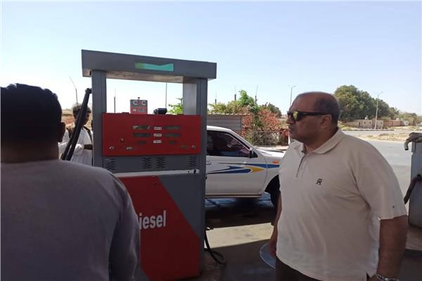 رئيس مدينة مرسى علم يتفقد بعض محطات الوقود وموقف سيارات الاجرة
