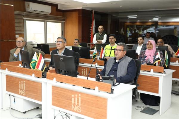 محافظ الجيزة يتابع مع رؤساء الأحياء والمراكز  إنتظام العمل بمواقف السرفيس  ومحطات الوقود