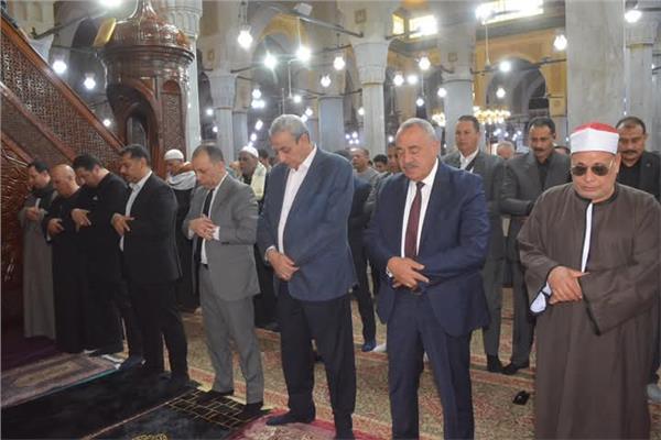 محافظ الغربية يؤدي صلاة الجمعة في مسجد السيد البدوي بطنطا