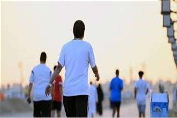  يحرق المشي السعرات الحرارية ويحدث فقدان الوزن