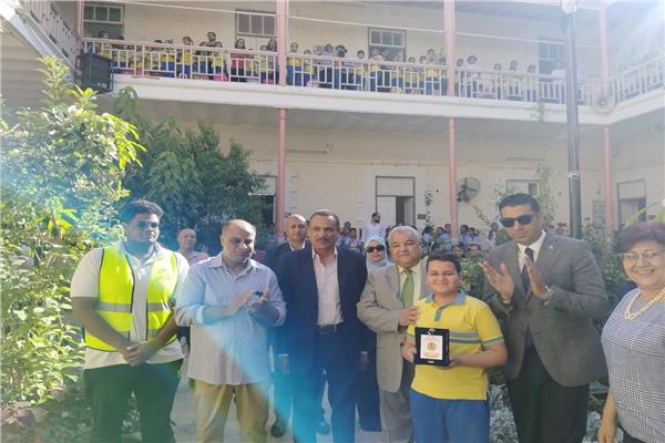نائب محافظ الأقصر يشارك في حملة " خطوة ضدة الإدمان" بمدرسة السلام الخاصة