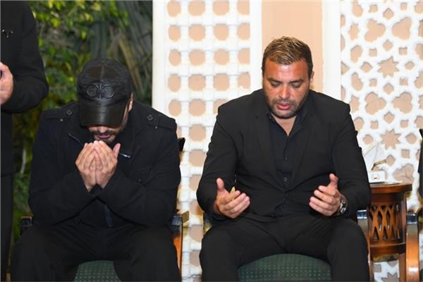 رامي صبري في عزاء حماته