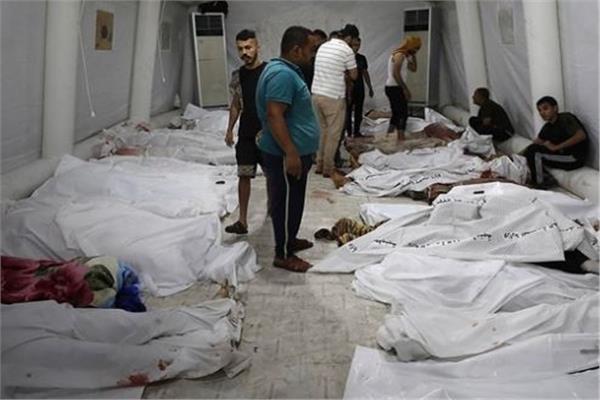 مرضى يفترشون الشوارع المحيطة بالمستشفى المعمداني