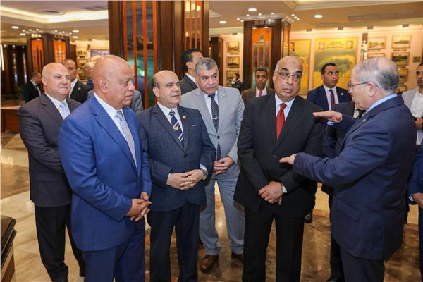 المستشار عدنان فنجري - وزير العدل خلال الجولة 