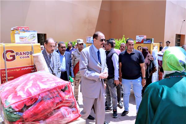 محافظ سوهاج يختتم فعاليات توزيع 100 جهاز عروس