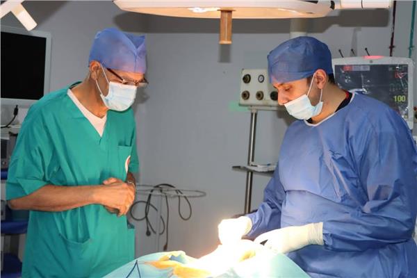 رئيس جامعة المنوفية يجرى عملية جراحية دقيقة