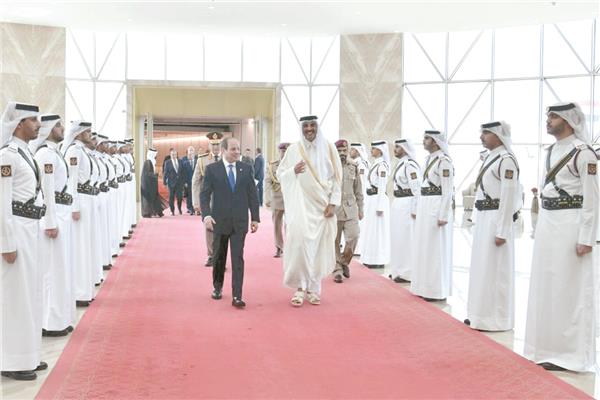 الرئيس عبد الفتاح السيسى لدى وصوله الدوحة وفى استقباله الأمير تميم