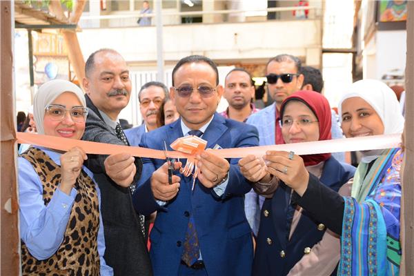 جانب من افتتاح معرض فني