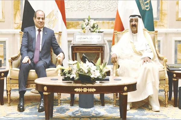 الرئيس عبد الفتاح السيسى خلال لقائه الشيخ مشعل الأحمد الجابر الصباح أمير الكويت