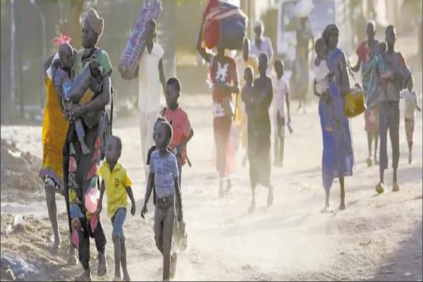 نازحون سودانيون يفرون من الحرب