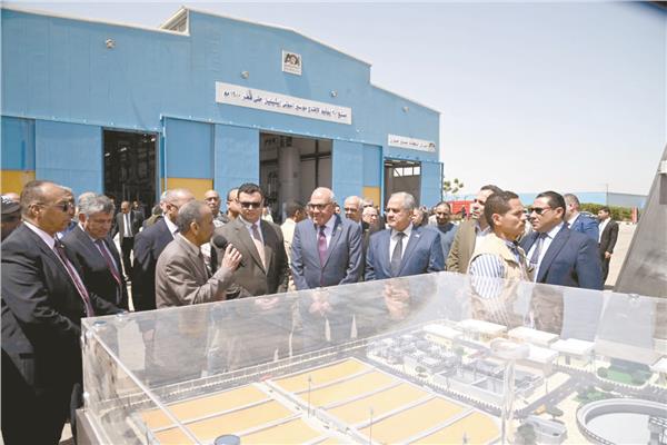 وزير الإسكان خلال تفقده مصنع حلوان للصناعات المتطورة