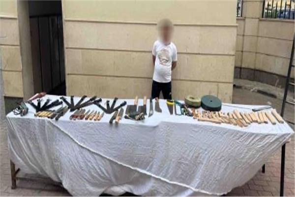  مسجل خطر وامامه المضبوطات