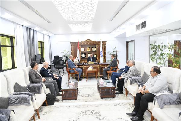 محافظ قنا خلال الاجتماع
